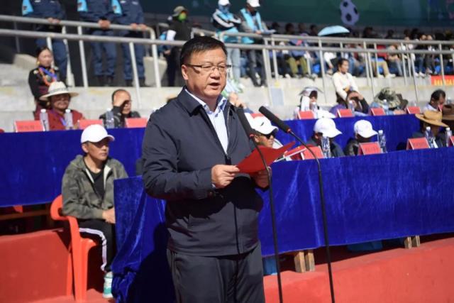 杜月徵的射门受阻偏离目标，裁判判罚越位